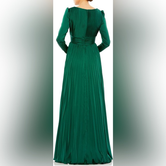 Mac Duggal NWT Pleated Long Sleeve V-Neck Gown Size 8 emerald green Satin Puff - Picture 2 of 7